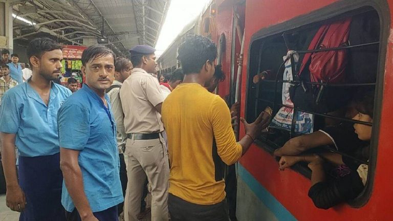 Bihar Sampark Kranti : బీహార్ సంపర్క్ క్రాంతి రైలులో పొగలు..బయటకు దూకిన ప్రయాణికులు