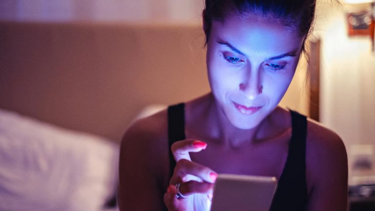 Blue Light:  మీ ఫోన్ నుంచి వచ్చే నీలి కాంతి మీ చర్మానికి హాని కలిగిస్తుంది..