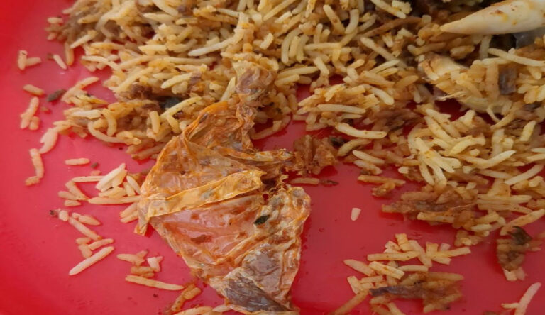 Plastic Cover in Biryani: చికెన్ బిర్యానీలో ప్లాస్టిక్‌ కవర్.. ఆగ్రహం వ్యక్తం చేస్తున్న నెటిజన్స్..