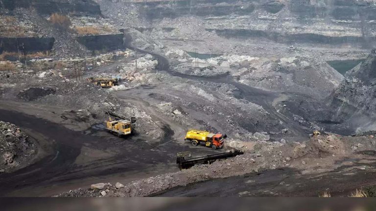 Coal Production: ఓపేన్ కాస్ట్ లోకి  చేరిన భారీగా వర్షపు నీరు.. నిలిచిన బొగ్గు ఉత్పత్తి..