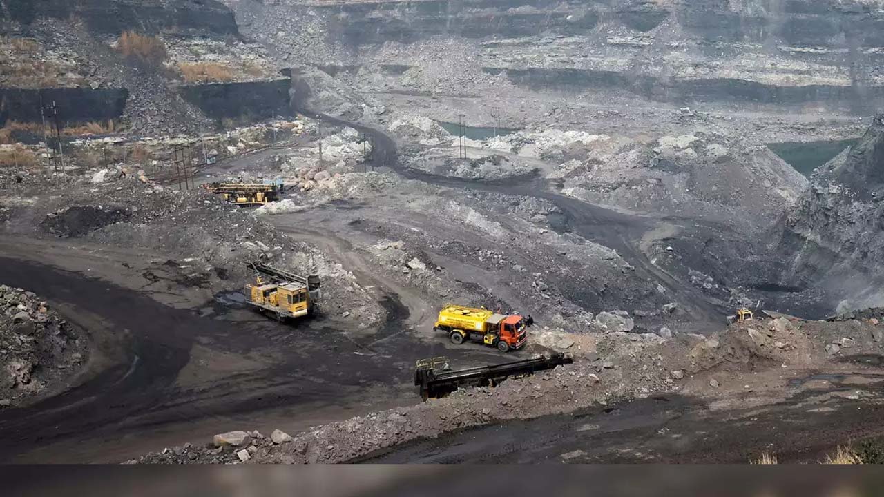 Coal Production: ఓపేన్ కాస్ట్ లోకి  చేరిన భారీగా వర్షపు నీరు.. నిలిచిన బొగ్గు ఉత్పత్తి..