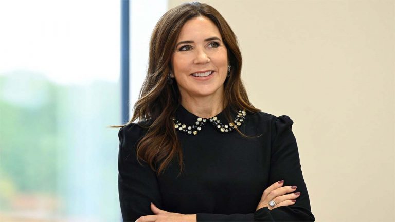 Denmarks queen mary: డెన్మార్క్ క్వీన్ మేరీని ఢీకొట్టిన స్కూటర్.. వీడియో వైరల్