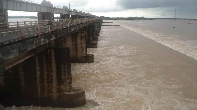 Dowleshwaram Barrage: ధవళేశ్వరం బ్యారేజ్ వద్ద మళ్లీ రెండో ప్రమాద హెచ్చరిక జారీ