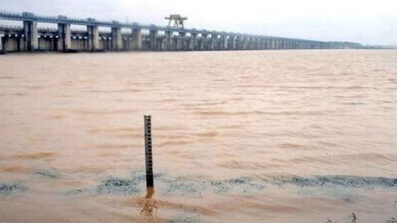 Dowleshwaram Barrage: ధవళేశ్వరం బ్యారేజీ వద్ద రెండో ప్రమాద హెచ్చరిక ఉపసంహరణ