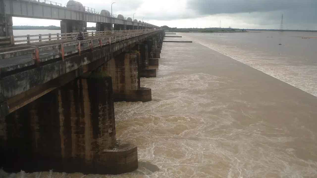Dowleshwaram Barrage: గోదావరి ఉగ్రరూపం.. ధవళేశ్వరం బ్యారేజీ వద్ద రెండో ప్రమాద హెచ్చరిక జారీ