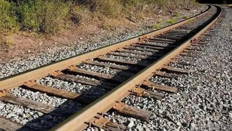 UP: చెవుల్లో ఇయర్‌ఫోన్స్ పెట్టుకుని ట్రాక్‌పై నడక.. రైలు ఢీకొని ఇద్దరు మృతి