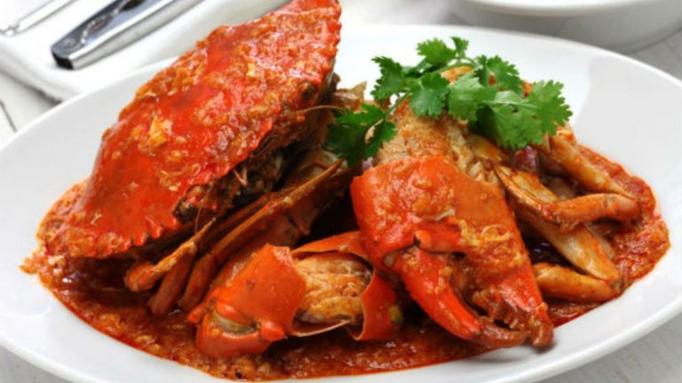 Eating Crabs: ఎప్పుడు చికెన్, మటన్‭లే కాదు.. అప్పుడప్పుడు పీతలు కూడా..