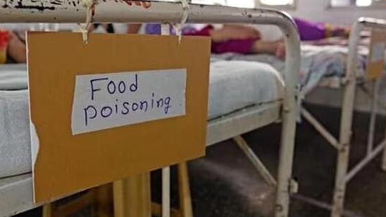 Medak: కోమటిపల్లి మోడల్ స్కూల్ ఫుడ్ పాయిజన్ ఘటన.. నలుగురిపై చర్యలు