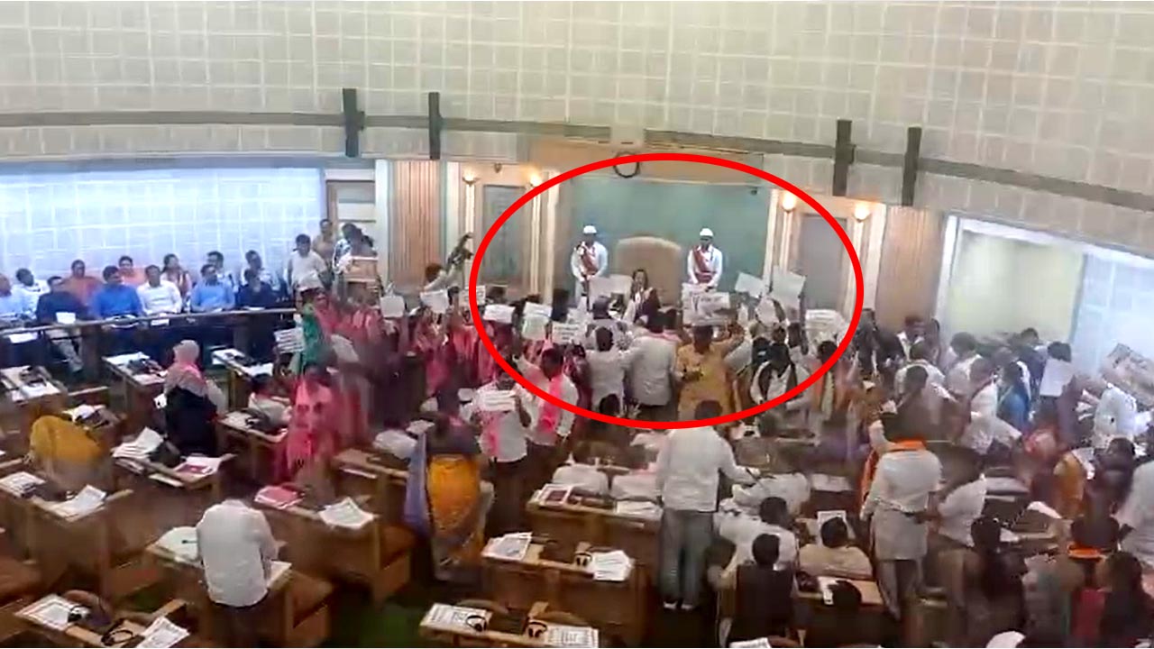 GHMC Council Meeting: మేయర్ పోడియంను చుట్టుముట్టిన బీఆర్‌ఎస్‌ కార్పొరేటర్లు..