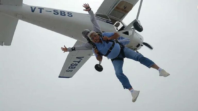 World Skydiving Day: 12 వేల మీటర్ల ఎత్తు నుంచి కేంద్ర మంత్రి గజేంద్ర సింగ్  స్కైడైవింగ్..