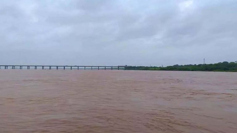 Godavari River : భద్రాచలం వద్ద తగ్గుతున్న గోదావరి