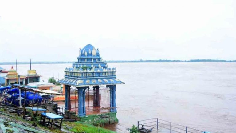 Godavari Floods: భద్రాచలం వద్ద 43 అడుగులకు చేరనున్న గోదావరి.. ఏ క్షణమైనా మొదటి ప్రమాద హెచ్చరిక