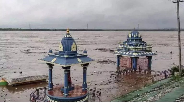Godavari Water: భద్రాచలంలో కొనసాగుతున్న రెండో ప్రమాద హెచ్చరిక..
