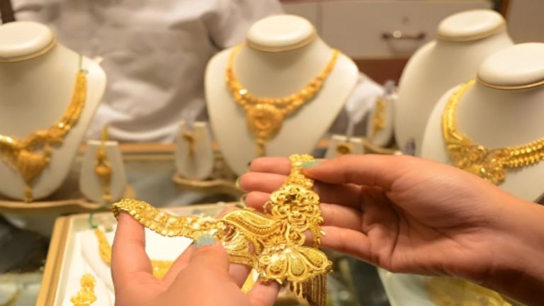 Gold Price Today: ఊహించని రీతిలో తగ్గిన బంగారం ధర.. నేడు తులం ఎంతుందంటే?