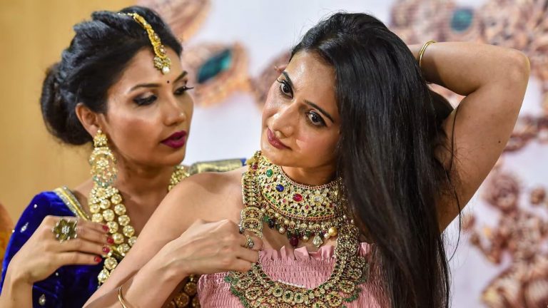 Gold Rate Today: గోల్డ్ లవర్స్‌కి గుడ్ న్యూస్.. నేడు తులంపై ఎంత తగ్గిందంటే?