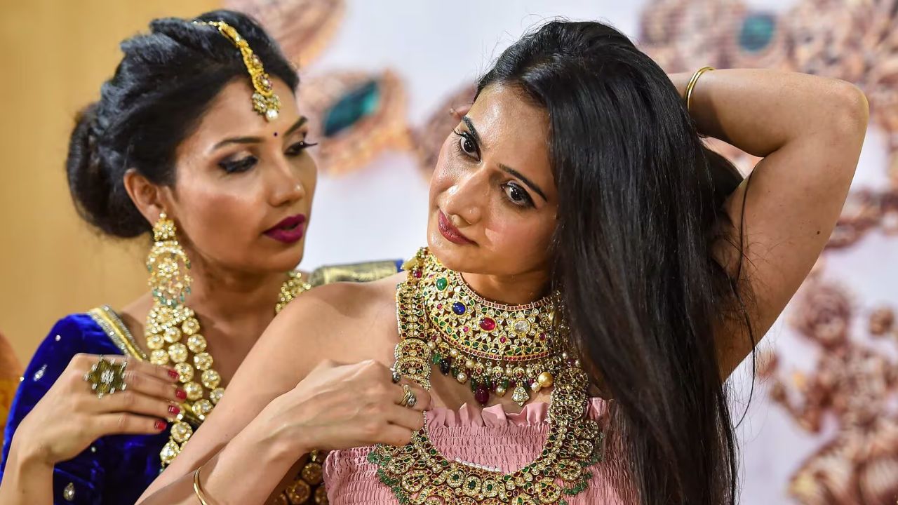 Gold Rate Today: స్థిరంగా బంగారం ధరలు.. తులం ఎంతుందంటే?