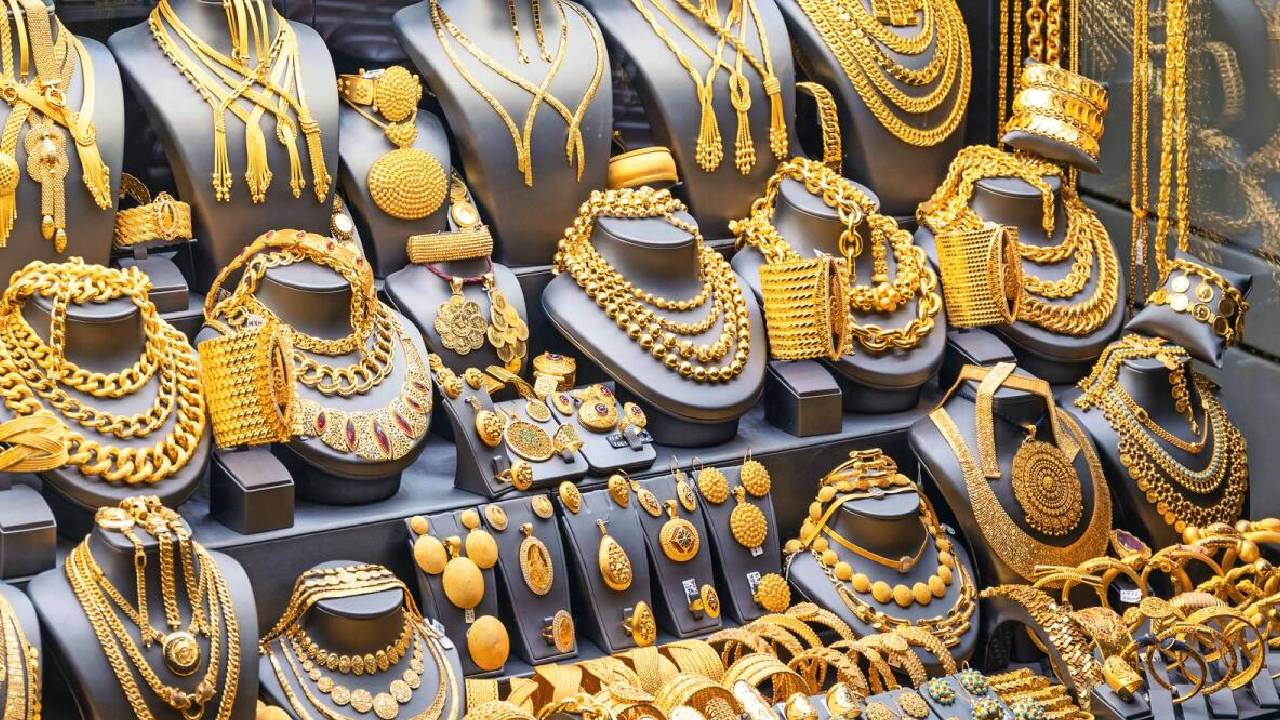 Gold And Silver Rates: పసిడి ప్రియులకు గుడ్ న్యూస్.. తగ్గిన బంగారం, వెండి ధరలు
