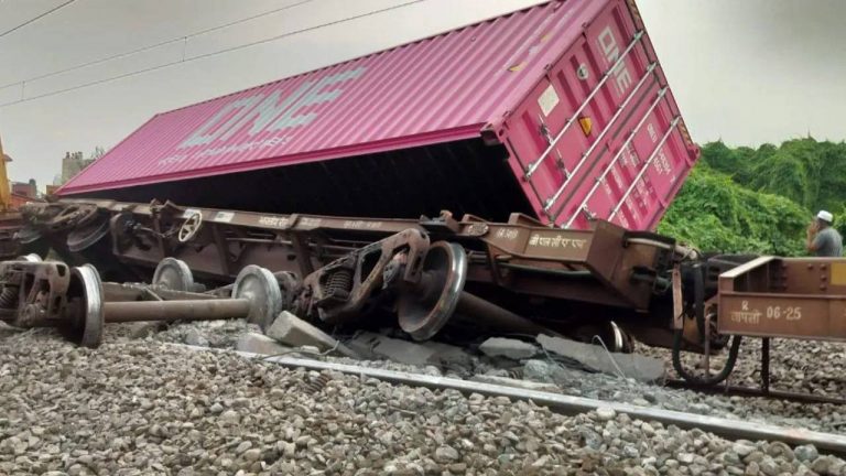 Uttarpradesh : పట్టాలు తప్పిన గూడ్స్ రైలు… లక్నో-ఢిల్లీ రైల్వే మార్గం మూత