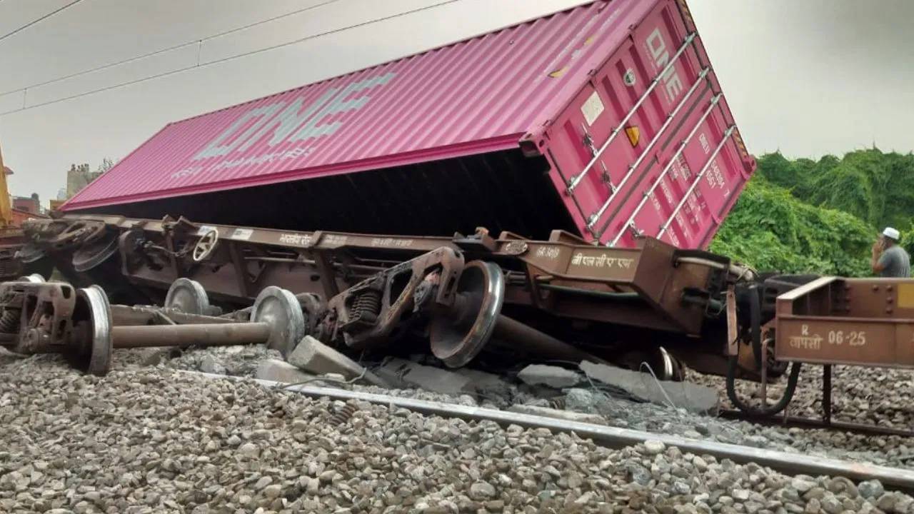 Uttarpradesh : పట్టాలు తప్పిన గూడ్స్ రైలు… లక్నో-ఢిల్లీ రైల్వే మార్గం మూత