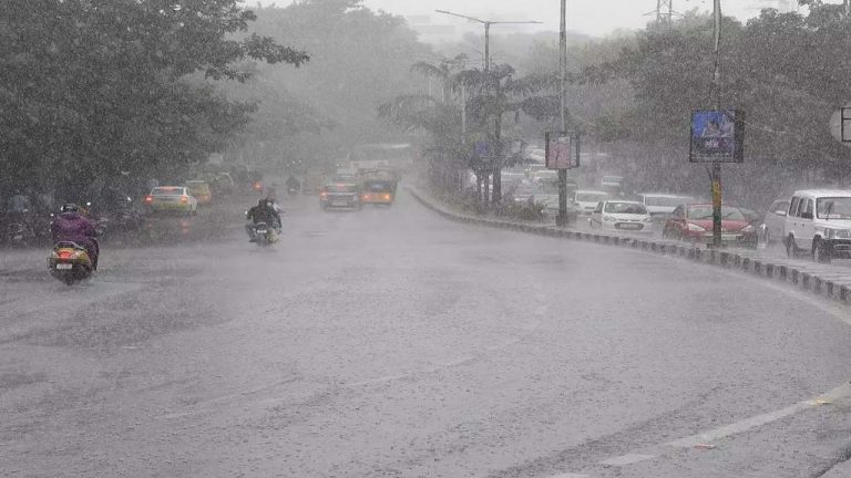 Heavy Rains: తెలంగాణలోని పలు జిల్లాలకు రెడ్ అలెర్ట్.. రాగల 24 గంటల్లో భారీ వర్షాలు..