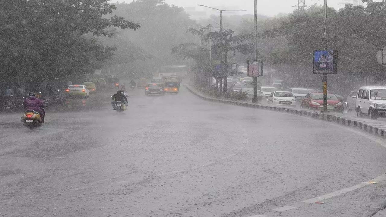 Heavy Rains: తెలంగాణలోని పలు జిల్లాలకు రెడ్ అలెర్ట్.. రాగల 24 గంటల్లో భారీ వర్షాలు..