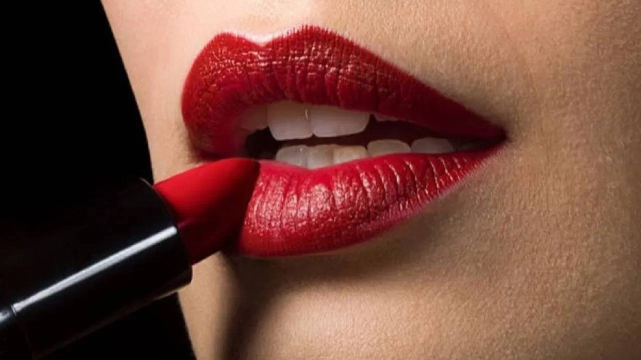 Uttar Pradesh : భర్త వేరే కలర్ లిప్ స్టిక్ తెచ్చాడని పోలీస్ స్టేషన్లో ఫిర్యాదు చేసిన భార్య