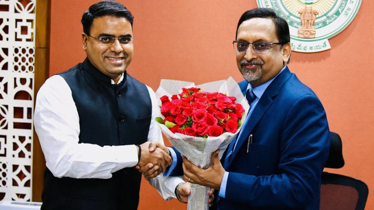 IAS Vivek Yadav: ఏపీ సీఈవోగా సీనియర్ ఐఏఎస్‌ వివేక్ యాదవ్..
