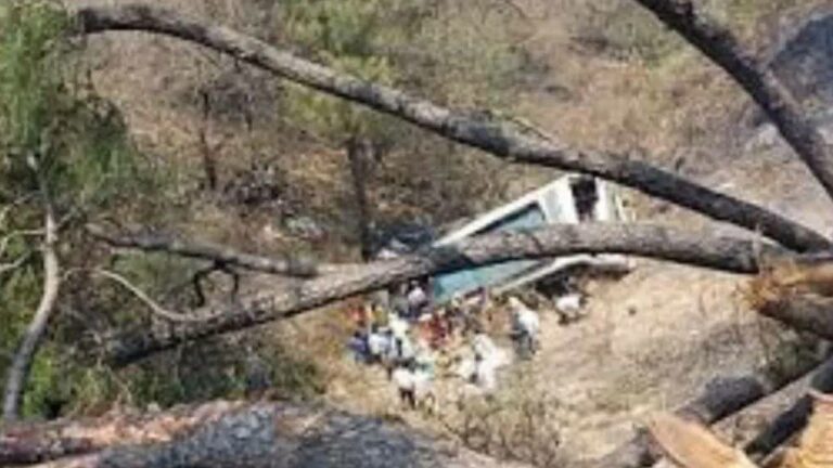 Jammu Kashmir : 200 అడుగుల లోతైన లోయలో పడిన బస్సు.. ముగ్గురు మృతి, 24 మందికి గాయాలు
