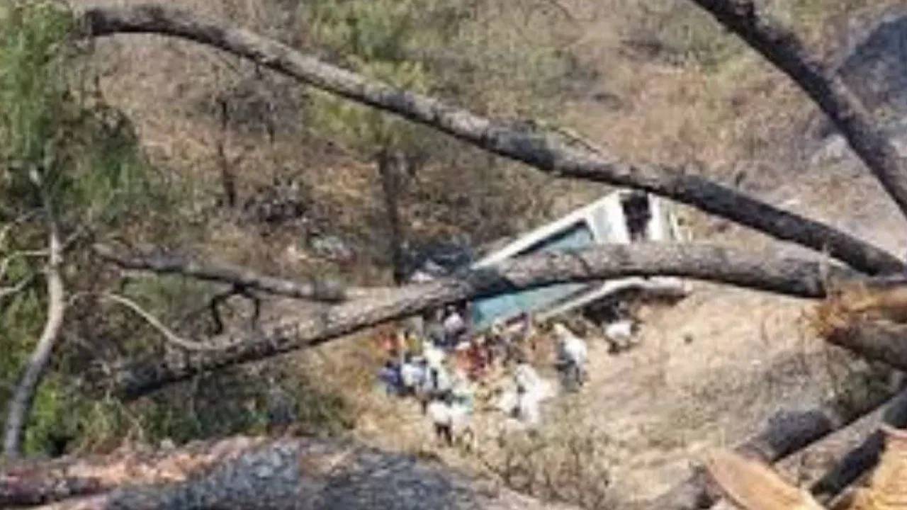 Jammu Kashmir : 200 అడుగుల లోతైన లోయలో పడిన బస్సు.. ముగ్గురు మృతి, 24 మందికి గాయాలు