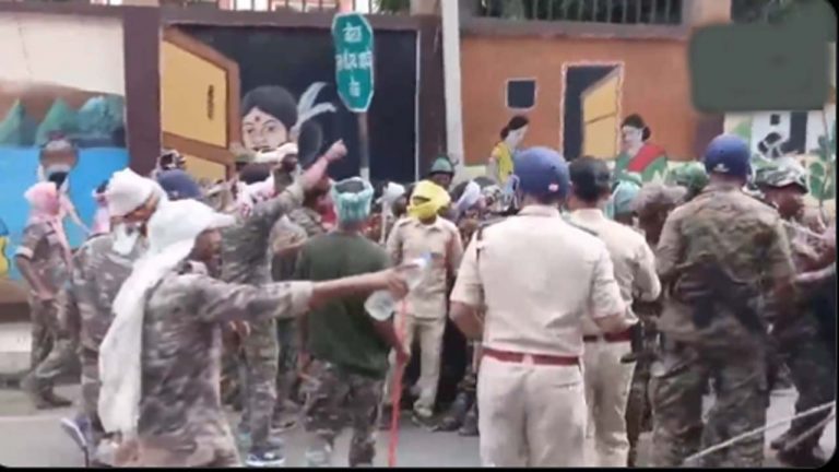 Jharkhand: రోడ్డెక్కిన అసిస్టెంట్ పోలీస్ సిబ్బంది.. జీతాలు పెంచాలని నిరసన