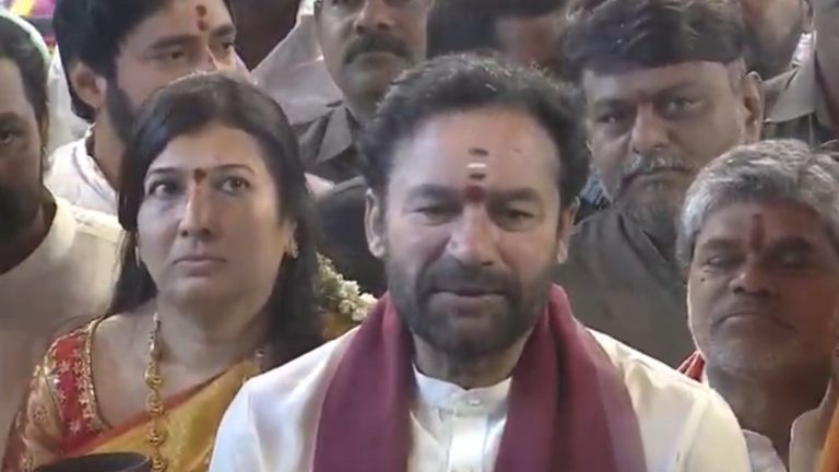 Ujjaini Mahankali Bonalu: బంగారు బోనంతో కేంద్రమంత్రి కిషన్ రెడ్డి.. పూర్ణకుంభంతో స్వాగతం పలికిన అర్చకులు!