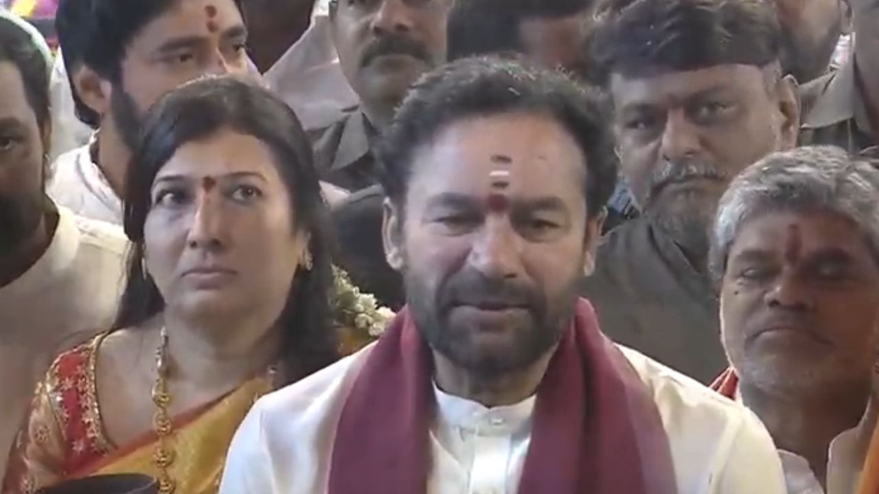 Ujjaini Mahankali Bonalu: బంగారు బోనంతో కేంద్రమంత్రి కిషన్ రెడ్డి.. పూర్ణకుంభంతో స్వాగతం పలికిన అర్చకులు!