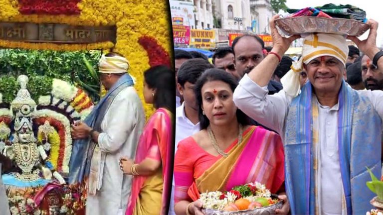 Komatireddy: భాగ్యలక్ష్మి అమ్మవారికి పట్టువస్త్రాలు సమర్పించిన కోమటిరెడ్డి దంపతులు..