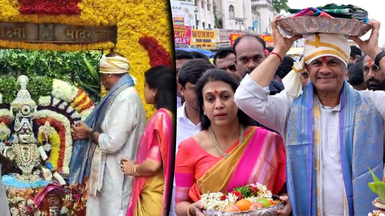 Komatireddy: భాగ్యలక్ష్మి అమ్మవారికి పట్టువస్త్రాలు సమర్పించిన కోమటిరెడ్డి దంపతులు..