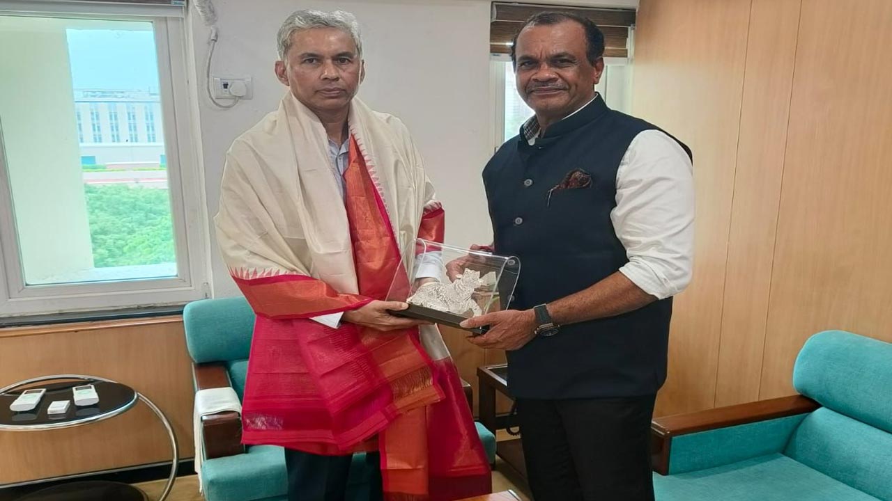 Komati Reddy Venkat Reddy: రహదారుల నిర్మాణాలపై సెక్రటరీతో మంత్రి చర్చలు..