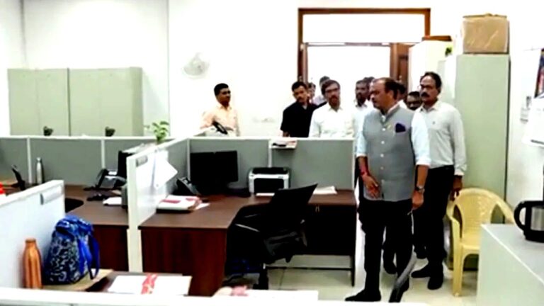 Komatireddy Venkat Reddy: ఆర్‌ అండ్‌ బీ సెక్షన్‌లో మంత్రి కోమటిరెడ్డి ఆకస్మిక తనిఖీలు..