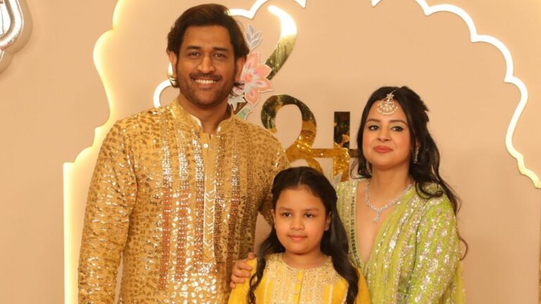 MS Dhoni Instagram: నలుగురిని మాత్రమే ఫాలో అవుతున్న ఎంఎస్ ధోనీ.. అందులో ‘సూపర్ స్టార్’ ఒకరు!