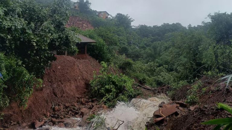 Landslides: మహారాష్ట్రలో కొండచరియలు విరిగిపడి ఒకరు మృతి.. శిథిలాల కింద మరికొందరు