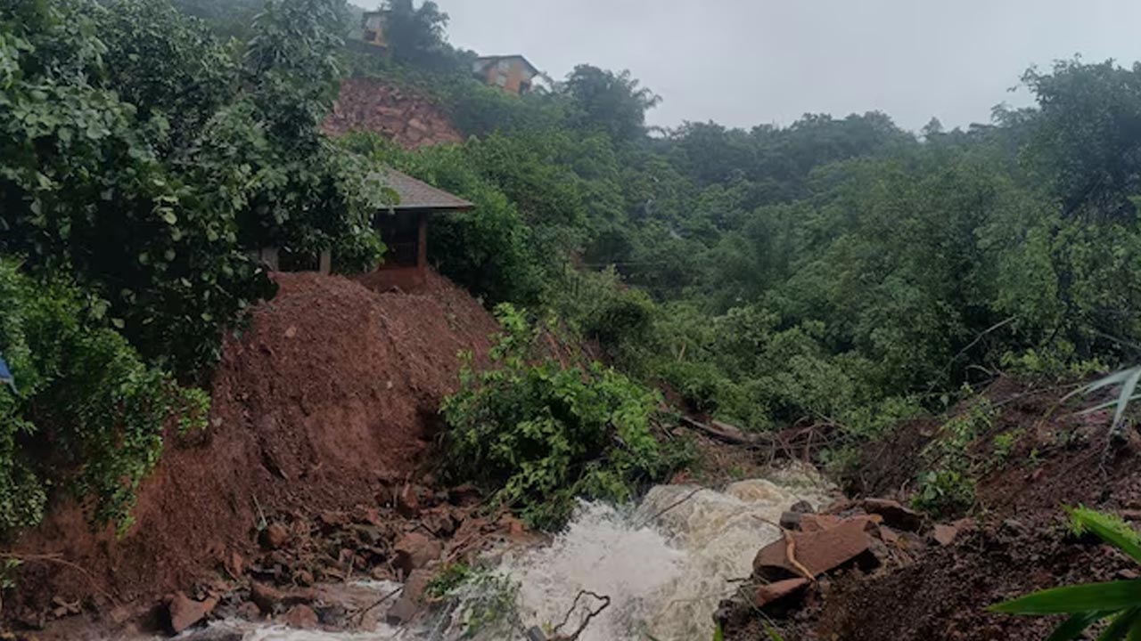 Landslides: మహారాష్ట్రలో కొండచరియలు విరిగిపడి ఒకరు మృతి.. శిథిలాల కింద మరికొందరు
