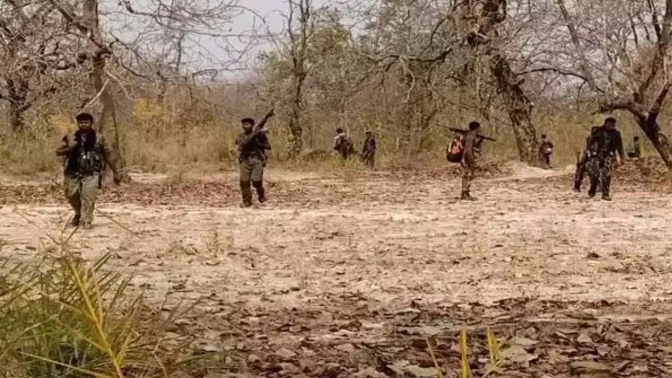 Maoists Attack: వేర్వేరు ఘటనల్లో ఇద్దరు ఎస్టీఎఫ్ జవాన్లు, మహిళా నక్సల్ మృతి..