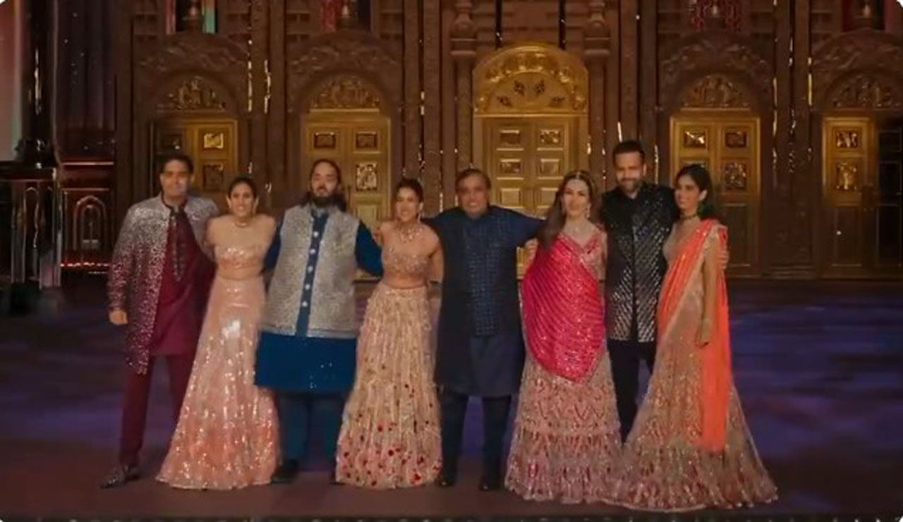 Mukesh Ambani dance : అనంత్-రాధికల సంగీత్ లో కుటుంబంతో కలిసి డ్యాన్స్ చేసిన అంబానీ ఫ్యామిలి (వీడియో)