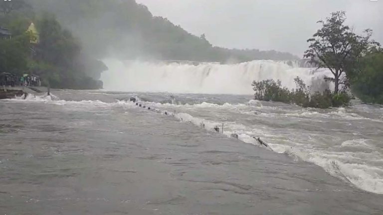 Mulugu: పేరూరు వద్ద ఉధృతంగా ప్రవహిస్తున్న గోదావరి.. లోతట్టు ప్రాంతాలు జలమయం