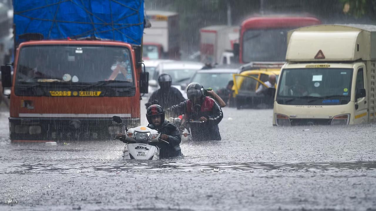 Mumbai Rains: ముంబైలో భారీ వర్షం.. నిలిచిపోయిన విమాన, రైళ్ల సర్వీసులు