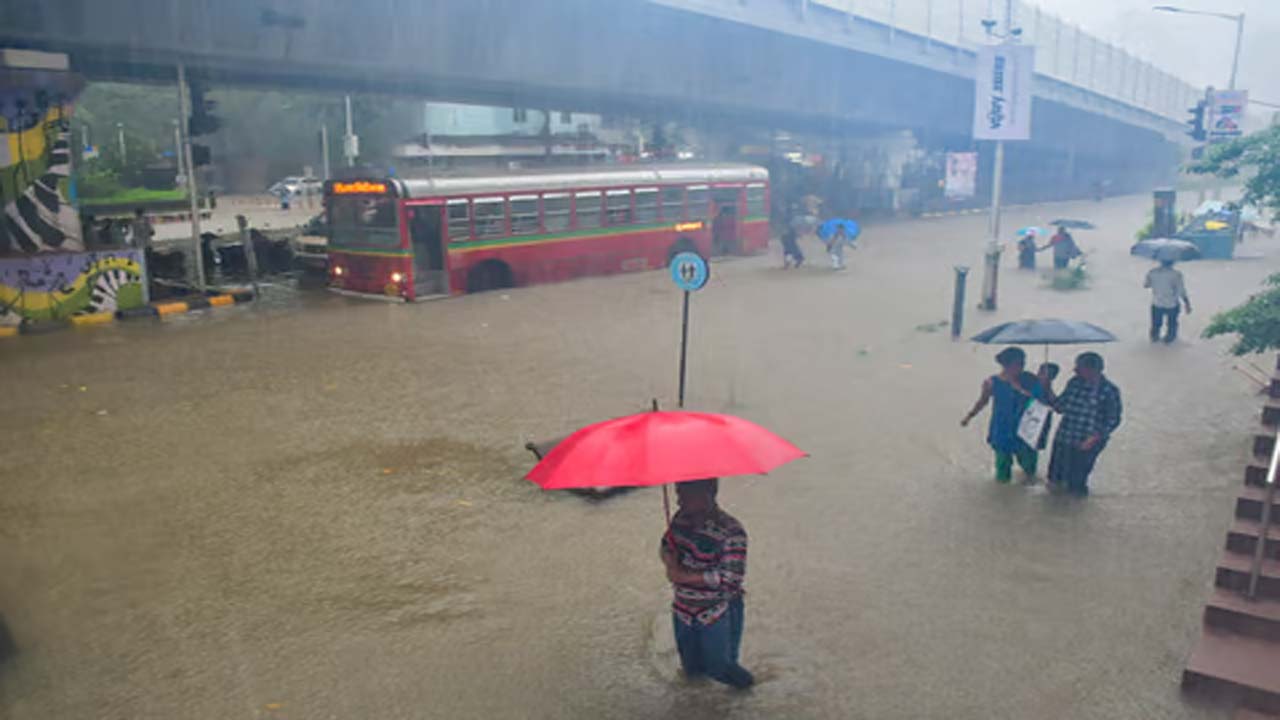 Mumbai Heavy rain: ముంబైలో కుండపోత వర్షం.. చెరువుల్ని తలపిస్తున్న రోడ్లు