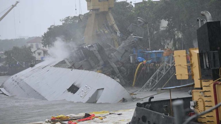 Mumbai: ఐఎన్ఎస్ బ్రహ్మపుత్ర నౌకలో మంటలు.. ఒకరు గల్లంతు