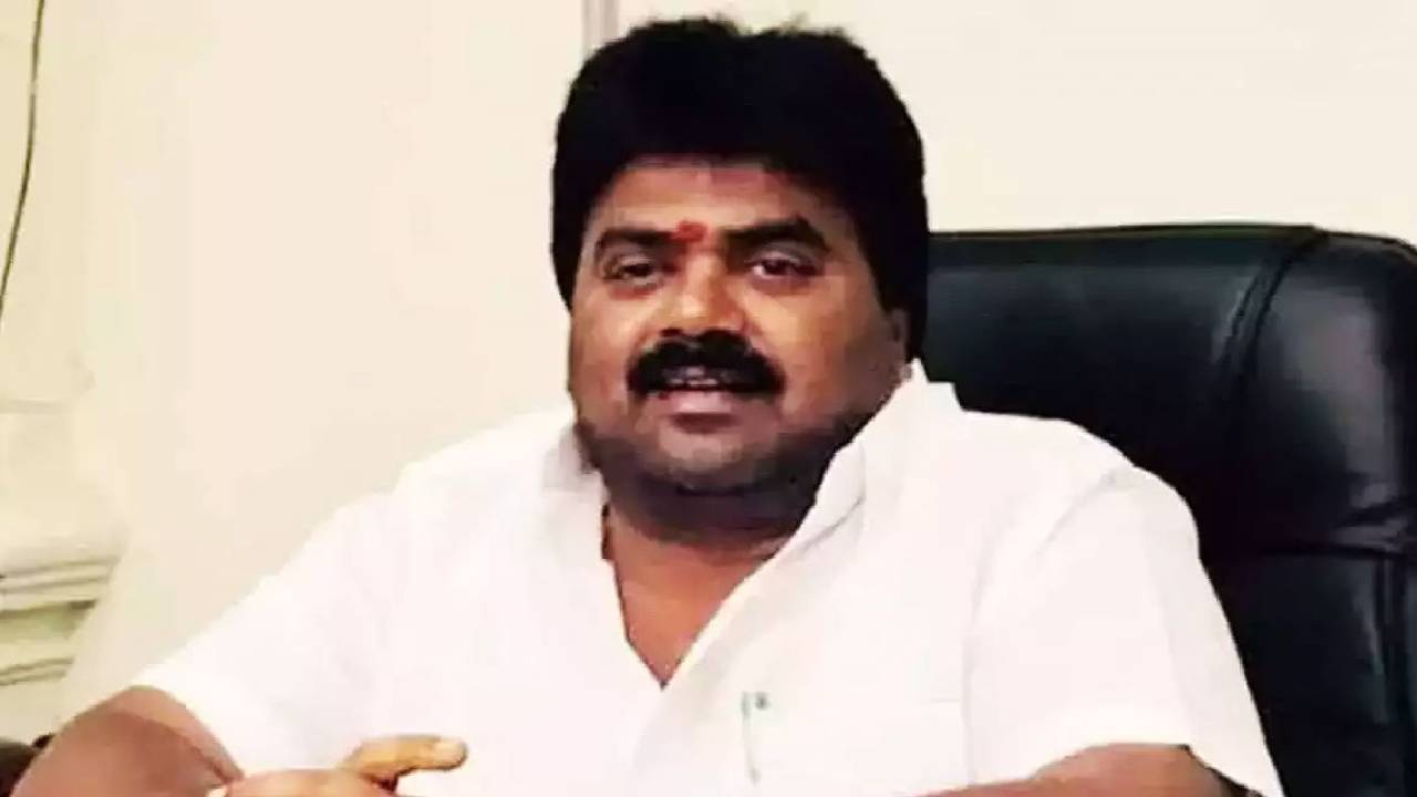 Kona Ravikumar: స్వయంగా పింఛన్ దారుల వద్దకు వెళ్లిన మొద్దమొదటి సీఎం చంద్రబాబు..