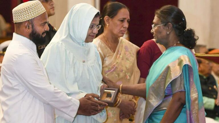 Major Mustafa : విధి నిర్వహణలో ప్రాణాలొదిలిన మేజర్ ముస్తఫా తల్లిదండ్రులకు రాష్ట్రపతి సన్మానం