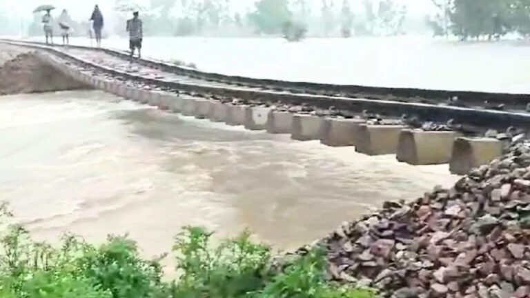 Uttarpradesh : ప్రారంభానికి ముందే కొట్టుకుపోయిన కొత్త రైల్వే వంతెన..గాల్లో వేలాడుతున్న ట్రాక్‎లు