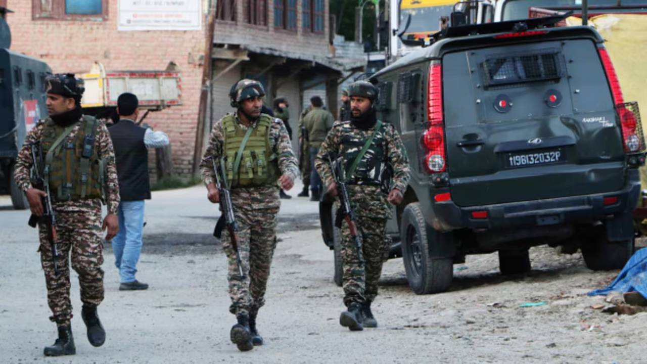 Kashmir : కాశ్మీర్‌లో సవాల్‎గా మారిన చొరబాటుదారులు.. చురుగ్గా 70 మంది ఉగ్రవాదులు