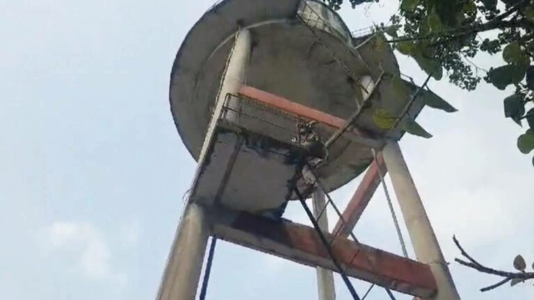 UP : సామూహిక అత్యాచారం.. న్యాయం కోసం ట్యాంక్ ఎక్కి అక్కడే నిద్రపోయిన బాధితురాలు